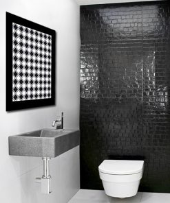 łazienka z motywem geometrycznego plakatu