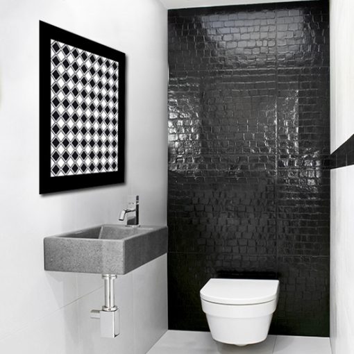 łazienka z motywem geometrycznego plakatu