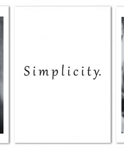 napis simplicity na plakatach
