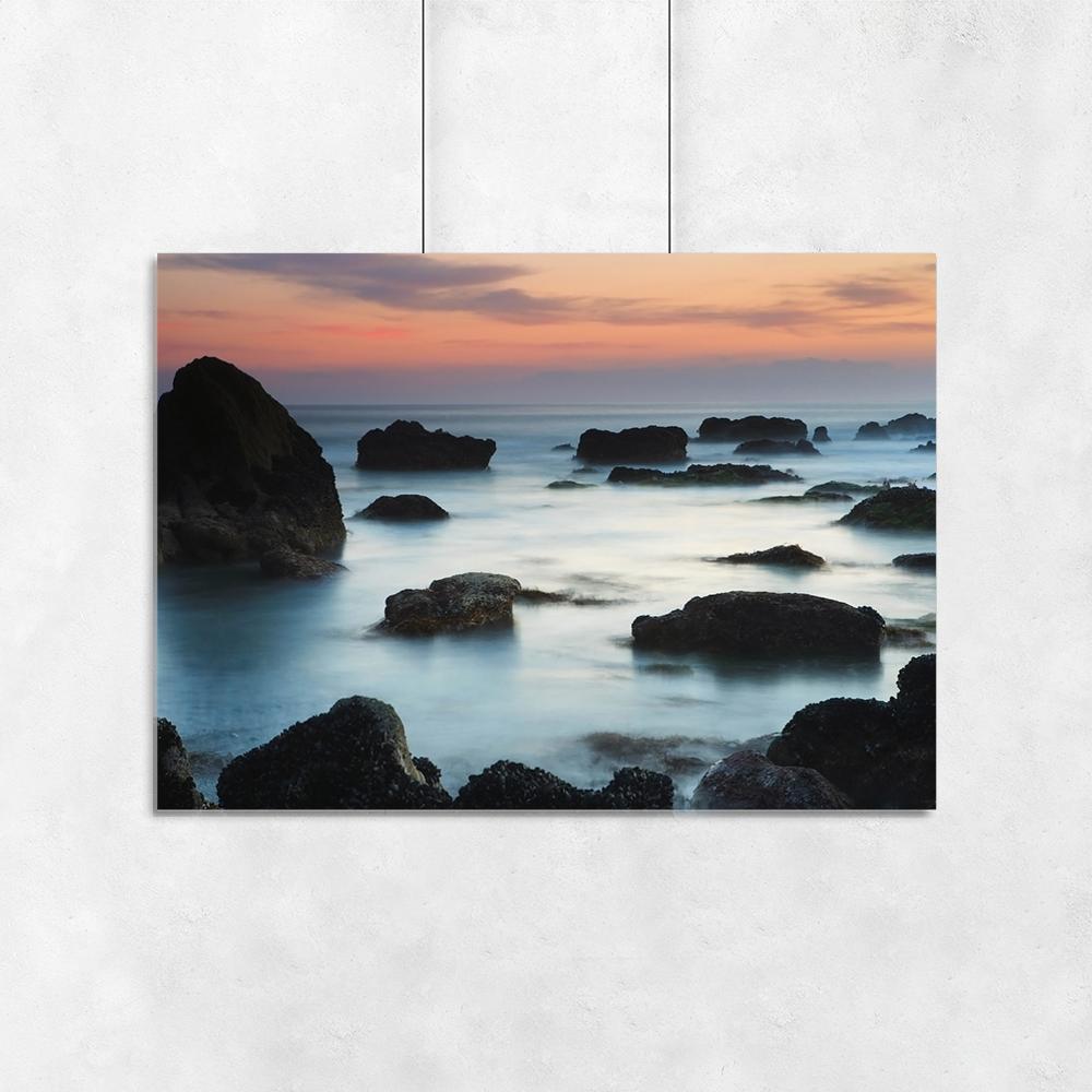 Plakat ze skałami na brzegu morza