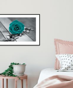 plakat z niebieską różą