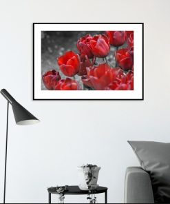 dekoracja z motywem czerwonych kwiatów