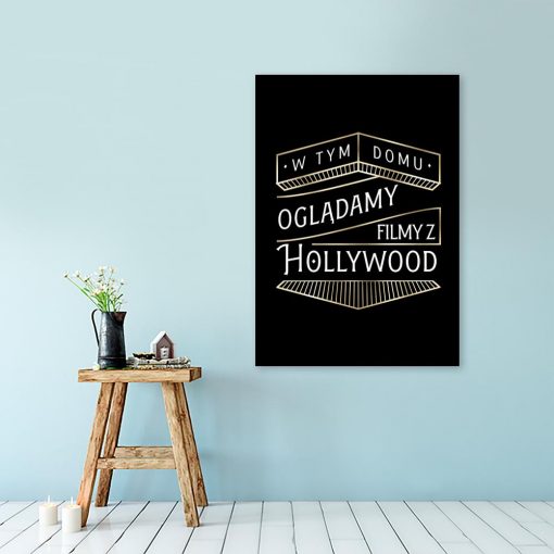 plakat ścienny z napisem „W tym domu oglądamy filmy z Hollywood”