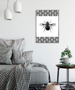 plakat z czarno-białą ilustracją muchy