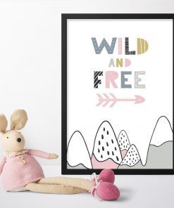 plakat dziecięcy z napisem „Wild and free”