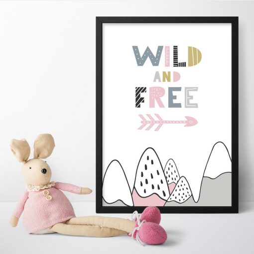 plakat dziecięcy z napisem „Wild and free”