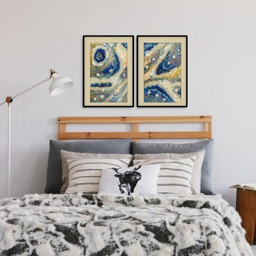 ozdobiona sypialnia dwoma obrazami plakatami abstrakcje