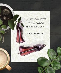 Plakat ze słowami Coco Chanel i szpilkami